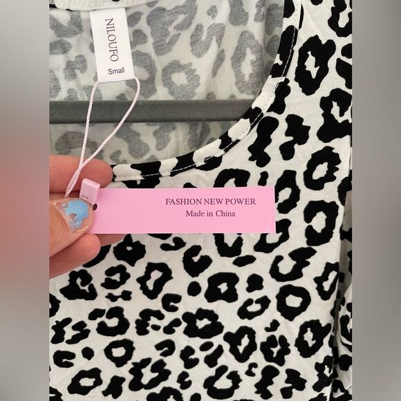 Cold Shoulder Leopard Print Top new size small - Picture 4 of 8
